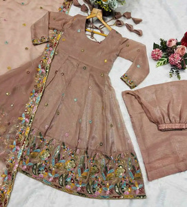 Salwar Kameez pakistanais de créateur, élégant, brodé à la main, motifs traditionnels, en modal extensible pour l'hiver - Product Image 4