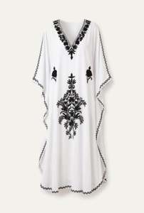 Vente en gros OEM Robe longue à col en V, manches courtes, manches courtes à volants, broderie motif lotus au dos, 100% coton, couleur unie, ourlet à volants - Product Image 2