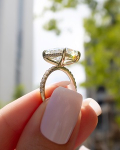 Bague de fiançailles solitaire en diamant de laboratoire taille radiant de 3 carats en or jaune 14 carats, certifiée IGI - Product Image 2