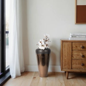 Vase de sol en céramique moderne, haut, brun, avec glaçure dégradée - Product Image 1