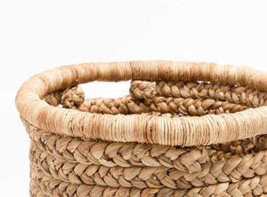 Cesta Redonda Grande de Jacinto de Agua Trenzado, Disponible en Color Natural o Azul Oscuro - Product Image 3