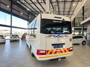 Autobús Toyota Coaster 4.0D de 23 plazas, usado, año 2023 - Product Image 3