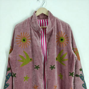 Chaqueta Kimono Larga Suzani Bordada a Mano en Terciopelo, Abrigo de Terciopelo Hecho a Mano para Mujer, Chaqueta Larga Boho con Estampado Floral y de Aves, Regalo para Ella - Product Image 1