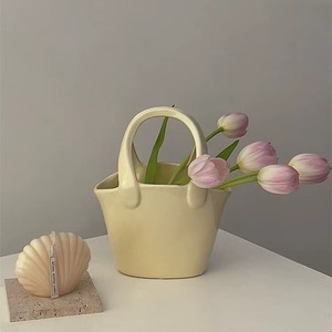 Vase en céramique décoratif de style sac à main, émail crémeux moderne, artisanat décoratif pour la décoration de la maison - Product Image 1