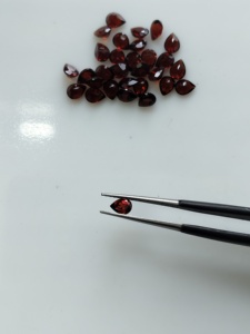 Granate Rojo Natural de 4.5x3.5MM, Corte Pera, Gema Suelta de la Mejor Calidad para Joyería - Product Image 1