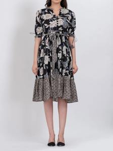 Robe midi en coton noir à fleurs style bohème, col en V, légère et confortable, tenue d'été disponible à la vente en gros - Product Image 2