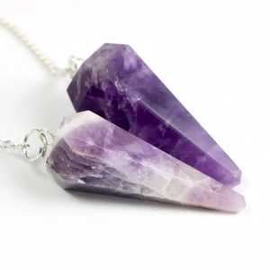 Péndulo de Cristal de Amatista Tallado y Pulido, Herramienta de Sanación Metafísica de la Nueva Era, Cuarzo Grabado con Amor, Feng Shui, Gema Natural para el Hogar - Product Image 3