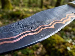 Cuchillo Bowie de Cobre Cu-Mai Forjado a Mano con Acero de Damasco, Mango de Cuero Apilado y Latón, Hoja de 10 Pulgadas, Cuchillo para Acampar al Aire Libre - Product Image 3