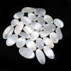 หินเซเลไนต์ธรรมชาติบำบัดสำหรับการทำสมาธิอัญมณีสีขาว - Product Image 1