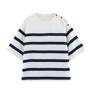 Camiseta de Mujer de Manga Corta con Estampado de Rayas en Blanco y Negro, Cuello Redondo, Estilo Casual, Camisetas de Mujer de Alta Calidad - Product Image 1