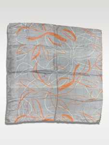 Écharpe en soie longue et carrée pour femme avec motif de feuilles orange, respirante et réversible, légère, pour toutes les saisons, accessoire d'usage quotidien - Product Image 1