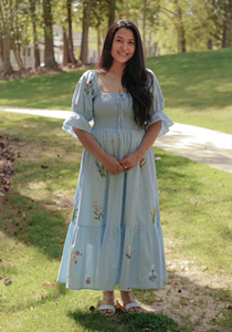 Vestido midi azul cielo con diseño de flores silvestres y bordado delicado, elegante, con mangas abullonadas, estilo Cottage Core, corte en A. - Product Image 4