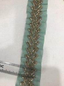 Exquisito Borde de Saree Floral Ecológico con Adornos Hechos a Mano, Lentejuelas Metálicas, Bordado de Precisión, 100% Poliéster, Lujoso - Product Image 3