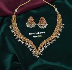 Conjunto de collar tipo gargantilla chapado en oro antiguo tradicional con forma de V tallada, flecos de perlas blancas y pendientes a juego. - Product Image 2