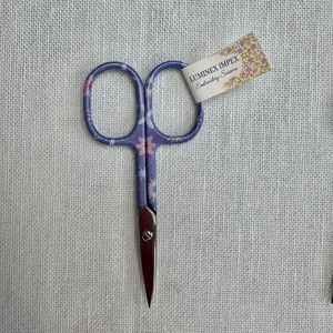 Ciseaux à coudre colorés Luminex Impex avec poignées à motifs floraux pour la broderie, la coupe de fils et les travaux manuels DIY - Product Image 1