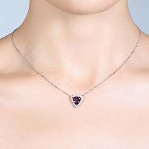 Collier en or blanc massif 18 carats avec pierre précieuse spinelle violette naturelle taille trillian facettée et diamant naturel rond, bijoux fins - Product Image 1