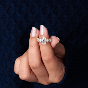 Anillo de Compromiso de Lujo con Diamantes Cultivados en Laboratorio, Corte Ovalado, 2 Quilates, Oro Amarillo de 14k, Engaste Pavé, Certificado IGI, para Bodas y Fiestas - Product Image 6