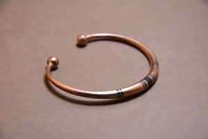 Bracelet manchette en cuivre rouge Tuareg fait main, design berbère, bijoux artisanaux - Product Image 3