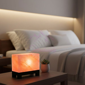 Lampe de sel de l'Himalaya en forme de cube, finition élégante, rose naturel, pour la décoration - Product Image 4