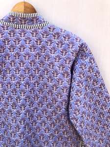 Chaqueta Acolchada de Algodón Reversible Hecha a Mano en Jaipur con Estampado Kantha Sanganeri y Bordado para Mujer, Transpirable para Otoño e Invierno - Product Image 3