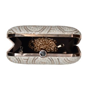 Bolso de Mano Elegante con Lentejuelas Florales Blancas Bordadas, para Fiestas y Eventos - Product Image 3