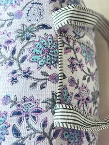 Bolsa de Viaje Deportiva de Lujo con Estampado Floral Morado, Acolchada, con Ribete a Rayas, Duradera, de Alta Calidad, Gran Capacidad, con Cierre - Product Image 2