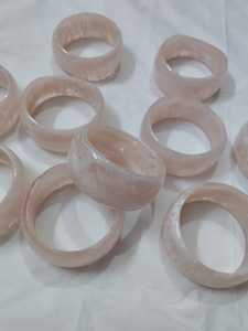 Bracelets en résine écologiques faits à la main, ronds, couleur rose, bijoux d'art à collectionner, sculptés à la main, thème ange - Product Image 1