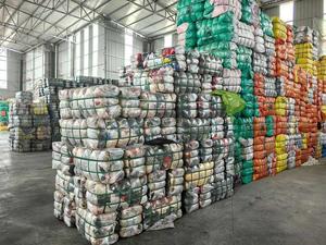 เสื้อยืดผู้ใหญ่ยูนิเซ็กซ์ โพลีเอสเตอร์/คอตตอน สำหรับงานตัดเย็บเสื้อผ้า แบรนด์ UK Bales สำหรับทุกฤดูกาล ทุกขนาด-ขายส่งเสื้อผ้าแฟชั่น - Product Image 3