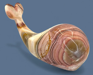 Sculpture de baleine en pierre d'onyx, sculptée et polie à la main, figurine de baleine rouge, blanche et ambre pour une décoration élégante de la maison - Product Image 1