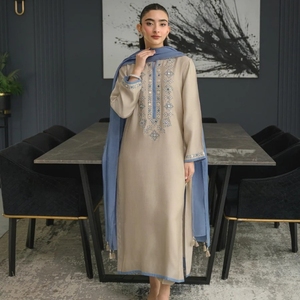 Ensemble kurta, pantalon et dupatta en soie Chanderi avec broderies, vêtements ethniques pour femmes par Aarika Textile - Product Image 3