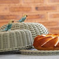 Support à gâteau en rotin tressé de luxe vert olive avec cloche, plateau à dessert en osier, vaisselle de mariage durable et élégante