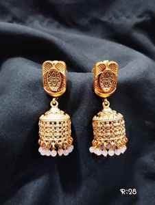 Pendientes Jhumka Tradicionales Indios con Diseño Geométrico, Chapados en Oro, con Perlas Colgantes, Joyería Étnica para Bodas, para Mujer - Product Image 3