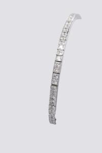 Brazalete clásico de lujo con zirconia cúbica plateada para mujer - Product Image 2