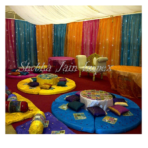 Matelas rond en bois moderne et simple pour la scène de la nuit de Sangeet - Product Image 1