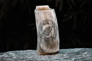 Auténtica Jarra Vikinga Artesanal de Cuerno – Jarra Premium de Cuerno de Búfalo para Cerveza, Hidromiel y Bar en Casa – Regalo Único para Padrinos de Boda - Product Image 4