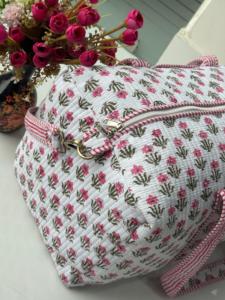 Bolsa de lona acolchada de algodón hecha a mano con elegante estampado en bloques, asas resistentes, ligera y espaciosa, perfecta para el fin de semana. - Product Image 4