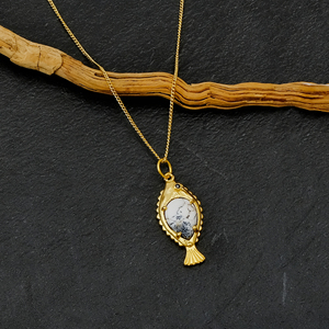 Collier pendentif poisson en opale dendritique plaqué or 18 carats, bijou bohème sculpté en pierre précieuse, inspiration océan, cadeau - Product Image 4