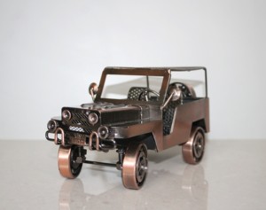 Sculpture de voiture Jeep en métal moderne, artisanale, par NIRMALA HANDICRAFT |   Décoration de table en fer finition cuivre antique du Rajasthan - Product Image 2