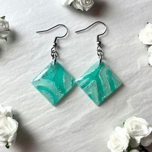 Boucles d'oreilles classiques en résine à clipser pour femme H a CRAFT – Forme personnalisée et tendance pour les fêtes - Product Image 2