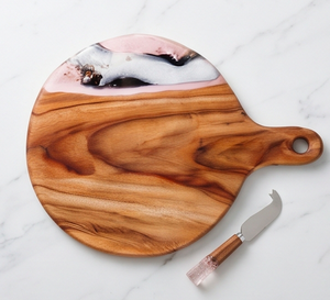 Planche à fromage ronde en bois artisanale avec résine rose, plateau de service et couteau à fromage pour la cuisine - Product Image 1