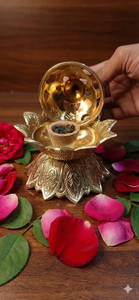 Encensoir en laiton décoratif Dhoop Dani avec motif lotus, brûleur de dhunapalan et porte-encens pour la Puja, le temple, la salle de prière et la maison - Product Image 4