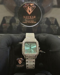 Reloj de Cuarzo Rectangular de Acero Inoxidable para Hombre Navkar Diamonds con Detalles de Diamantes, Esfera Analógica con Números Romanos - Product Image 1
