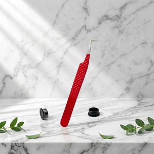 Pince à cils rouge de finition avec manche texturé pour une application précise des extensions de cils par des artistes professionnels - Product Image 6