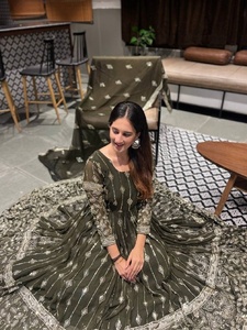 Vestido de trabajo de secuencia de bordado Georgette de diseñador con ropa india y paquistaní Dupatta con Mehndi - Product Image 4