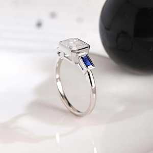 Anillo de Tres Piedras con Corte Esmeralda Brillante y Moissanita Azul en Forma de Baguette, Plata 925, para Regalo de Boda para Mujer - Product Image 3