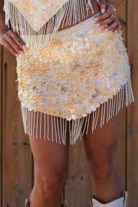 Ensemble deux pièces en soie 100% faite à la main, écologique et respirant, orné de coquillages, composé d'un crop top et d'une jupe à franges - Product Image 4