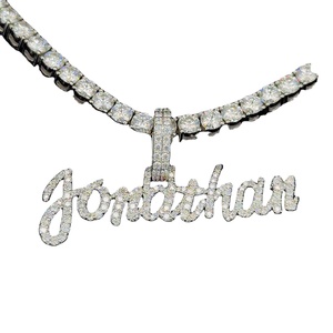 Colgante Europeo Americano fino de alta calidad de moda 'JONATHAN' accesorio de hip-hop personalizado con diseño de letra de éxito al por mayor - Product Image 1