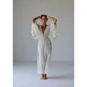 Vestido largo bohemio blanco para mujer con cuello en V profundo, manga tipo kimono, abertura lateral, ideal para la playa o resort de verano. - Product Image 1