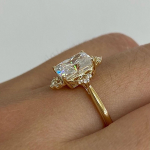 Bague de fiançailles et de mariage style victorien avec diamant de laboratoire 3.15 carats taille radiant, plaqué or 14K, halo en filigrane vintage et grappe - Product Image 3