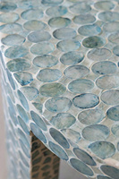 Table d'appoint ronde artisanale incrustée de nacre ; table d'appoint à finition mosaïque bleue pour salons, chambres à coucher